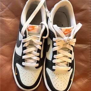 Nike Dunk size 6 color, gray, white black orange